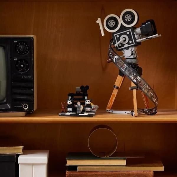 LEGO® Disney 43230 The Walt Disney Tribute Camera, modellsats för vuxna, med Musse Pigg och Minnie