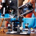 Miniatyrbild 4 av 6: LEGO® Disney 43230 The Walt Disney Tribute Camera, modellsats för vuxna, med Musse Pigg och Minnie