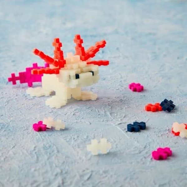Byggspel - PLUS PLUS - Axolotl - 100 stycken - Glow in the dark - Från 3 år