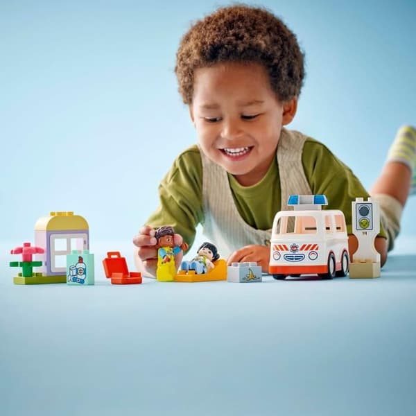 LEGO DUPLO 10447 Ambulansen och föraren - Interaktiv leksak för barn från 2 år och uppåt