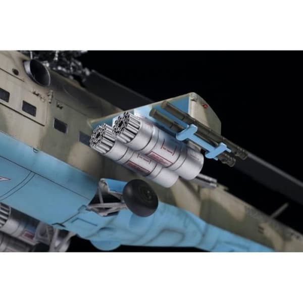 Sovjetisk attackhelikopter Mi-24P Helikoptermodell - ZVEZDA - 1/48:e - Canon GS-2-30K - Kampanjmodell