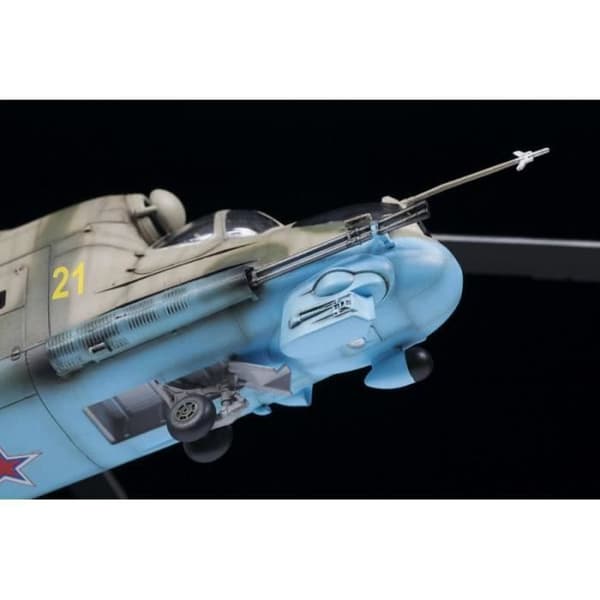 Sovjetisk attackhelikopter Mi-24P Helikoptermodell - ZVEZDA - 1/48:e - Canon GS-2-30K - Kampanjmodell