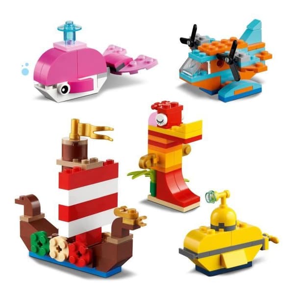 LEGO® 11018 klassiska kreativa spel i havet, låda med klossar, 6 miniatyrmodeller av båt, ubåt, val