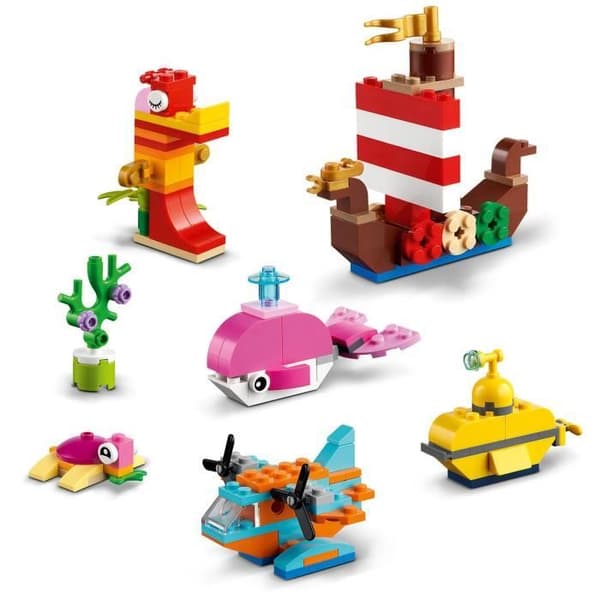 LEGO® 11018 klassiska kreativa spel i havet, låda med klossar, 6 miniatyrmodeller av båt, ubåt, val