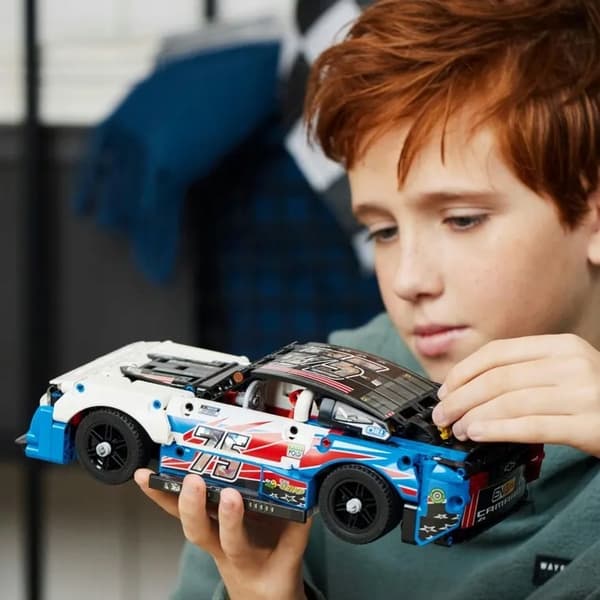 LEGO Technic -automalli Chevrolet Camaro ZL1 42153