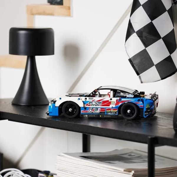 LEGO Technic -automalli Chevrolet Camaro ZL1 42153
