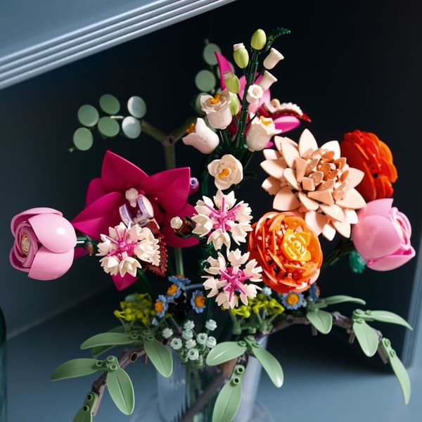 LEGO ICONS 10342 Vacker bukett med rosa blommor Blommor Nya botaniska