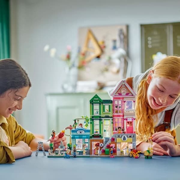 LEGO Friends 42670 Heartlake City Apartments and Shops Kreativ lek för tjejer