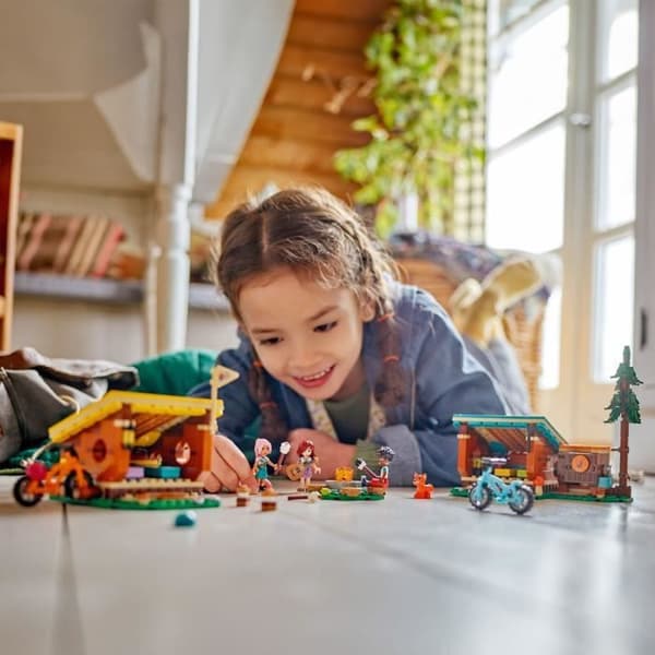 LEGO® Friends 42624 De mysiga stugorna på fritidsgården - Naturset