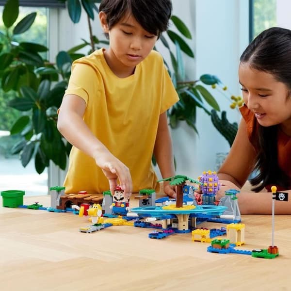 LEGO® 71400 Super Mario Maxi-Urchin Beach Expansion Set, med Yoshi och delfiner minifigurer, leksaksbarn +7 år