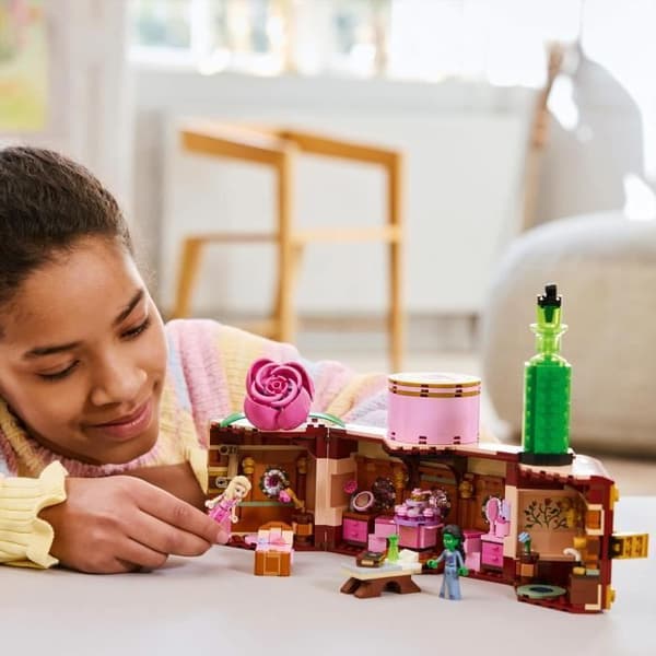 LEGO® Wicked 75683 Glinda och Elphabas sovsal - Samlarmodell med minidockor
