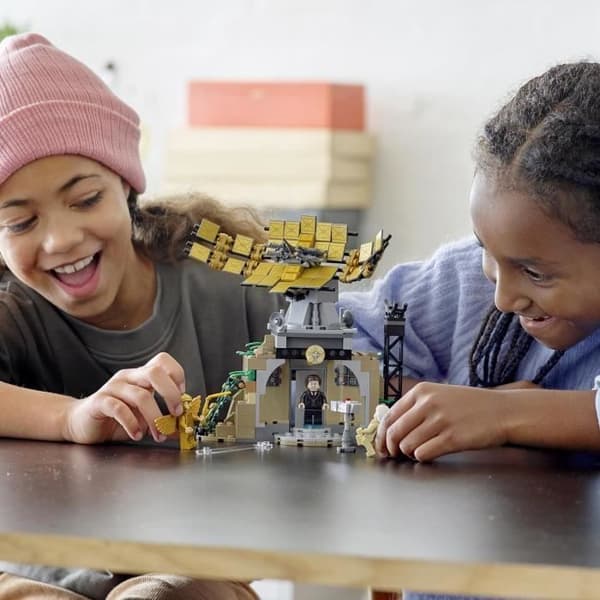LEGO® DC Comics Super Heroes™ - Wonder Woman™ vs Cheetah 76157 - Högteknologisk bunker och roterande sändartorn