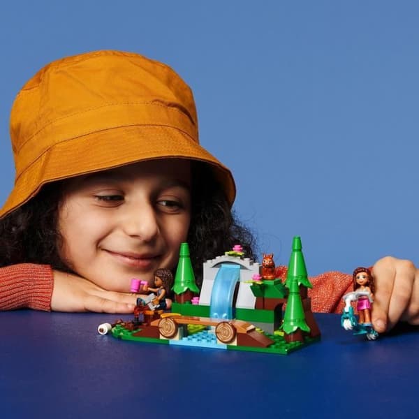 LEGO® 41677 Friends Vattenfallet i skogen – Byggspel med minidockor Andrea och Olivia + Ekorrleksaksbarn 5 år