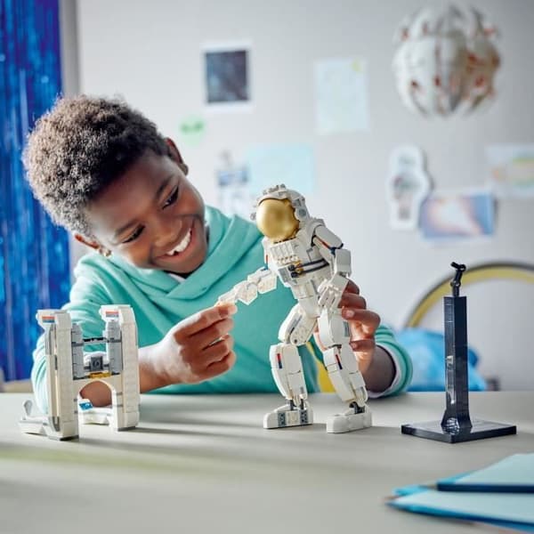 LEGO® 31152 Creator 3-i-1 astronaut i rymden, byggleksak med hund och rymdfärja, dekoration