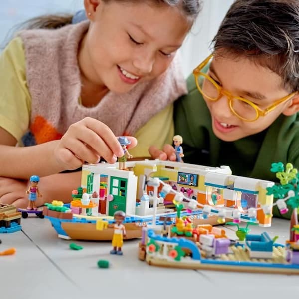 LEGO® 41702 Friends pråmen, leksaksbåt för barn från 7 år med trädgård, 4 minidockor, djurfigurer, naturset