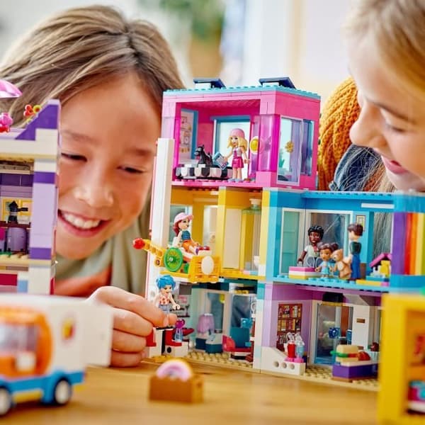 LEGO 41704 Friends High Street hyreshus, leksaksdockhus, frisör och café, med minidockor, barn 8 år