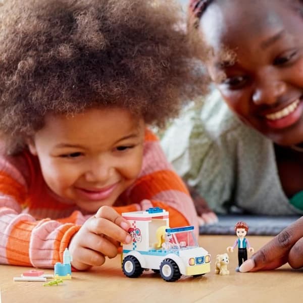 LEGO® Friends 41694 Veterinärklinikambulans för barn från 4 år och uppåt, minidocka och figurleksak för hund