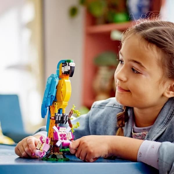 LEGO® Creator 3-i-1 31136 Den exotiska papegojan, minifigurer av djungeldjur, med groda och fisk