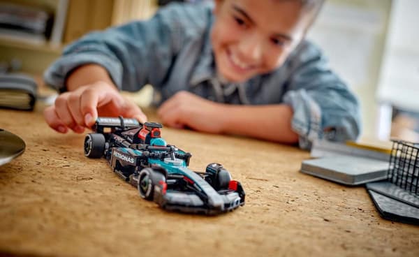 LEGO Mercedes AMG F1 W15 racerbil