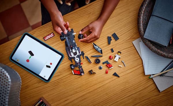 LEGO MoneyGram Haas F1 Team VF24 racerbil