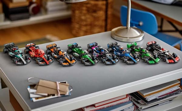 LEGO MoneyGram Haas F1 Team VF24 racerbil