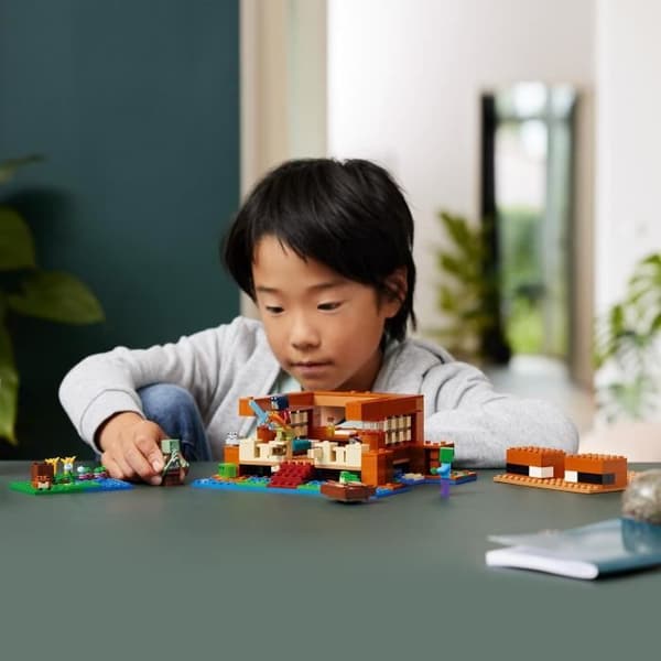 LEGO® 21256 Minecraft Grodhuset, Leksak med djurminifigurer, Karaktärer: Zombie och Explorer