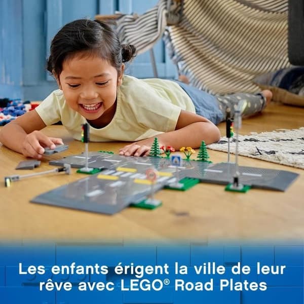 LEGO® City 60304 byggbar korsning, stadsbyggnadsspel med sammankopplade skyltar och vägar för pojkar eller flickor