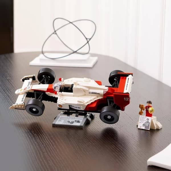 LEGO Icons 10330 McLaren MP4/4 och Ayrton Senna, modellbilset för vuxna