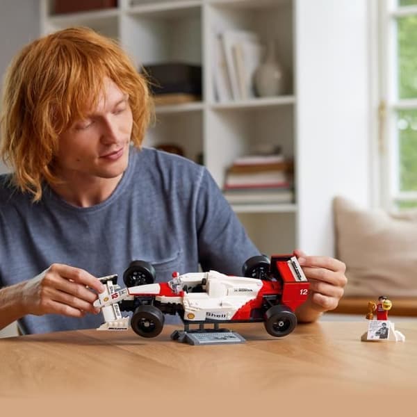 LEGO Icons 10330 McLaren MP4/4 och Ayrton Senna, modellbilset för vuxna