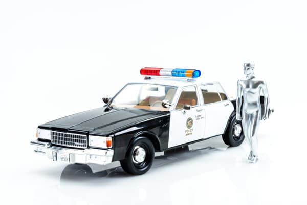 Greenlight Collectibles - 1/18 Artisan Collection - Terminator 2 (1991) - 1987 Cheverolet Caprice med Android