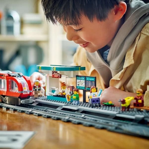 LEGO® City 60423 Spårvagnen och stationen i centrum, fordon för barn från 7 år och uppåt