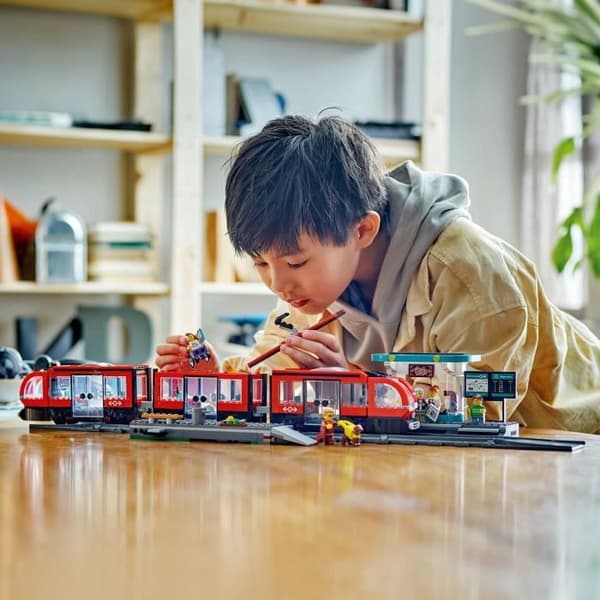 LEGO® City 60423 Spårvagnen och stationen i centrum, fordon för barn från 7 år och uppåt