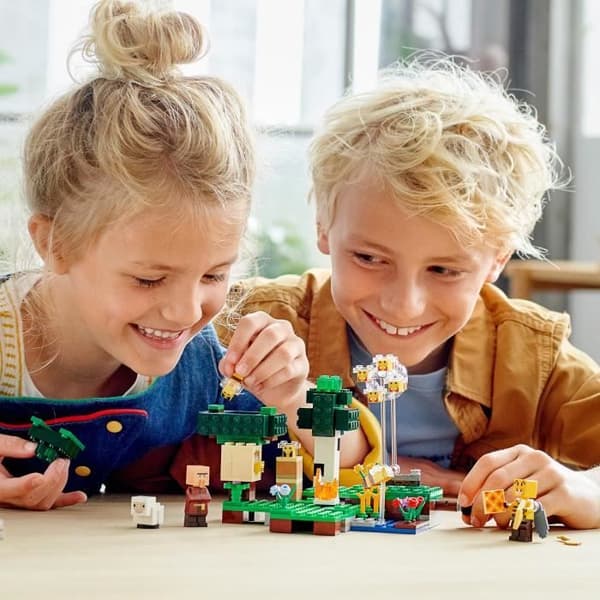 LEGO® Minecraft 21165 Kupan, leksaken med får, bin och bybor minifigurer