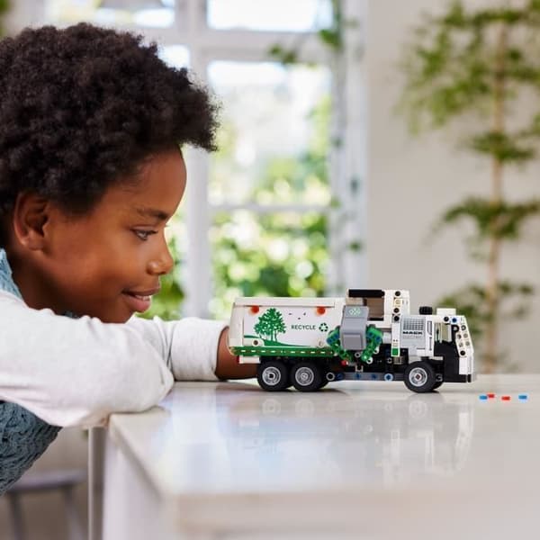 LEGO® 42167 Technic Mack LR Elektrisk sopbil, Elektrisk lastbilsleksak, Återvinningsfordon