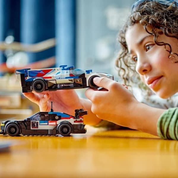 LEGO Speed Champions 76922 BMW M4 GT3 och BMW M Hybrid V8 Racing Cars, presentidé