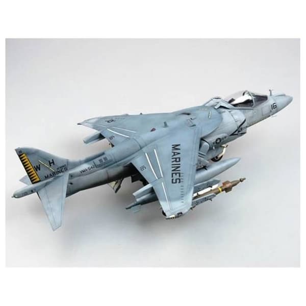 TRUMPETER 1/32 AV8B HARRIER II jaktplan - Nattmodell - Pojke - 15 år gammal