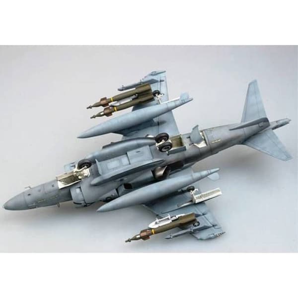 TRUMPETER 1/32 AV8B HARRIER II jaktplan - Nattmodell - Pojke - 15 år gammal