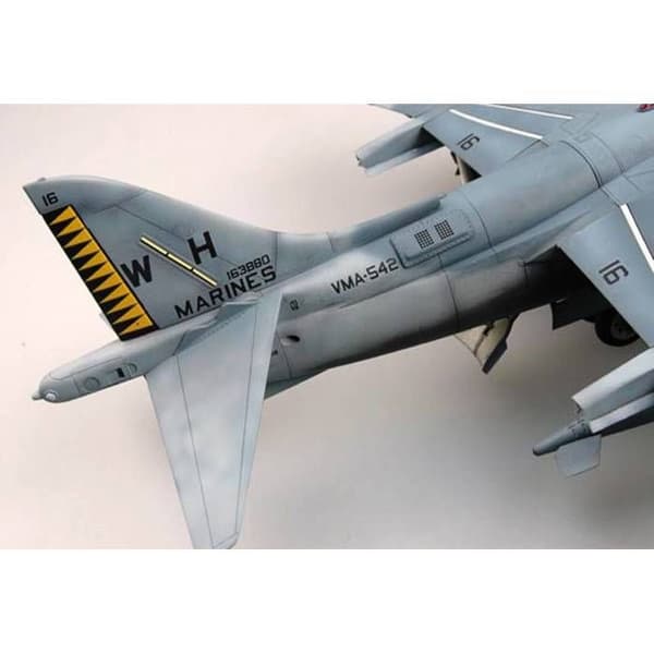 TRUMPETER 1/32 AV8B HARRIER II jaktplan - Nattmodell - Pojke - 15 år gammal