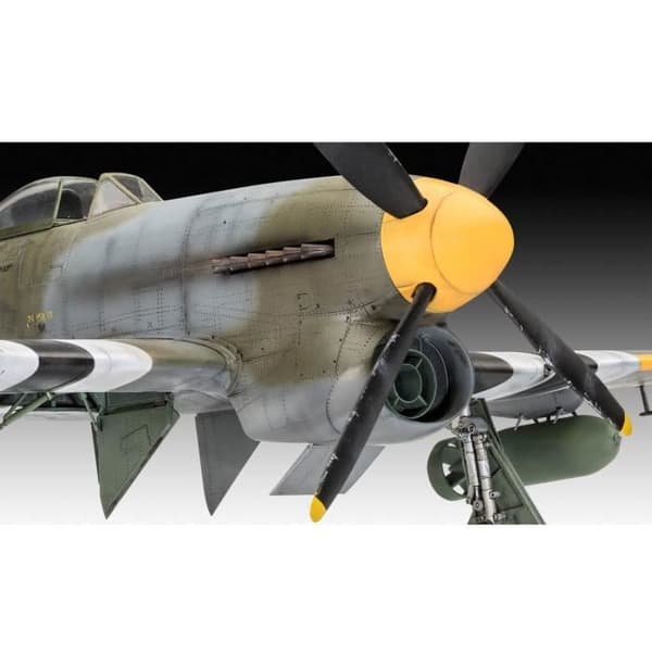 Flygplansmodell - REVELL - Hawker Tempest V - 212 delar - Skala 1/32