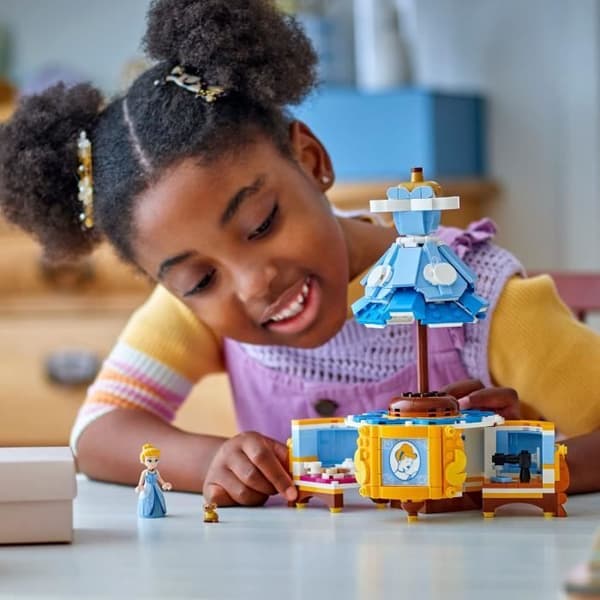 LEGO Disney Princess 43266 Cinderellas Klänning - Byggset för flicka 9 år