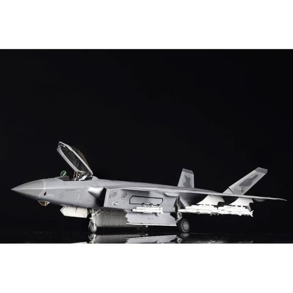 Maquette Flygplan Kinesisk J-20 Mighty Dragon-beast Mode Trumpeter 05821 1/48 - TRUMPETER - Modellvagn Promo