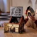 Miniatyrbillede 4 af 6: LEGO Ideas Disneys Hocus Pocus: Sanderson-søstrenes palæ 21341 - Byggesæt - En Halloween-gave til voksne