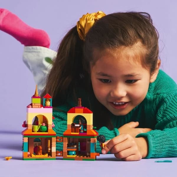 LEGO | Disney 43261 Miniatyr Encanto House - Kreativt spel för flickor från 5 år