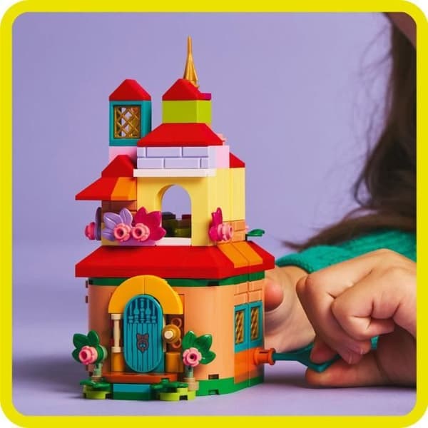 LEGO | Disney 43261 Miniatyr Encanto House - Kreativt spel för flickor från 5 år