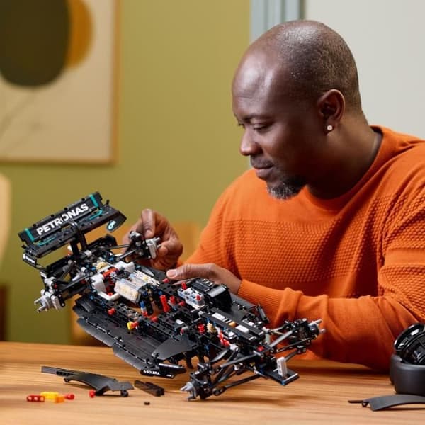 LEGO Technic 42171 Mercedes-AMG F1 W14 E Performance Replica -pöytäkoriste