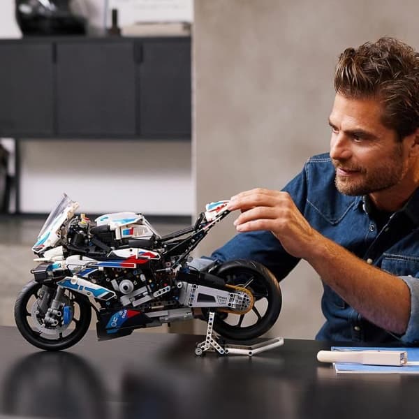 LEGO 42130 Technic BMW M 1000 RR Motorcykel skalenlig modell för vuxna, modellbygge och uppvisning, presentidé