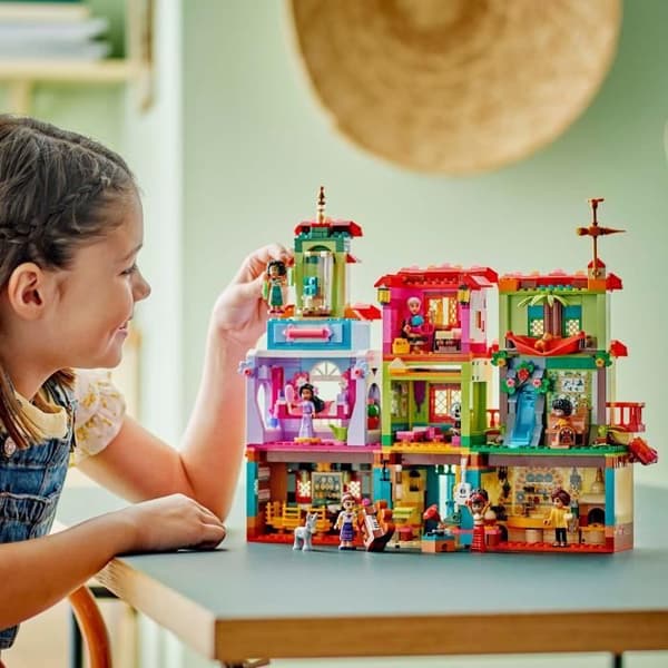 LEGO | Disney 43245 Encanto Madrigals magiska hus, leksak med Mirabel-docka