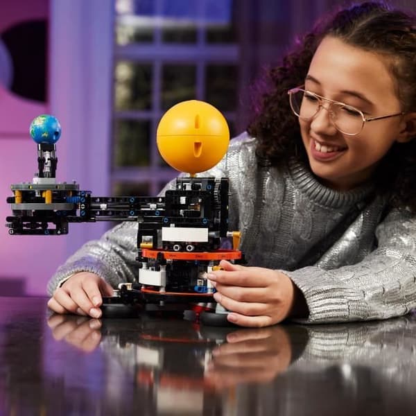 LEGO Technic 42179 Planeten Jorden och Månen i Omloppsbana, Leksaker, Solsystemtema