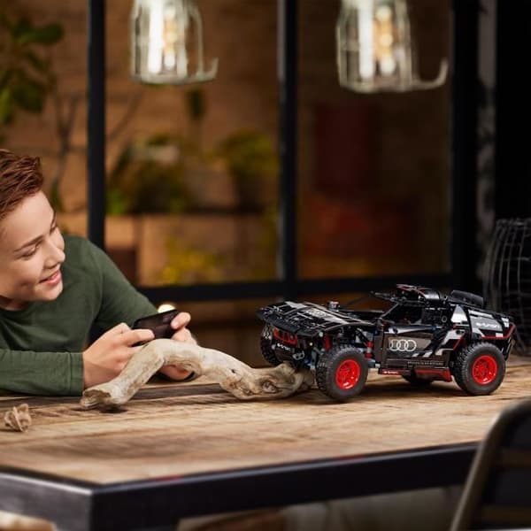 LEGO Technic 42160 Audi RS Q e-tron, kauko-ohjattava ralliauto, maasto-Dakar-malli