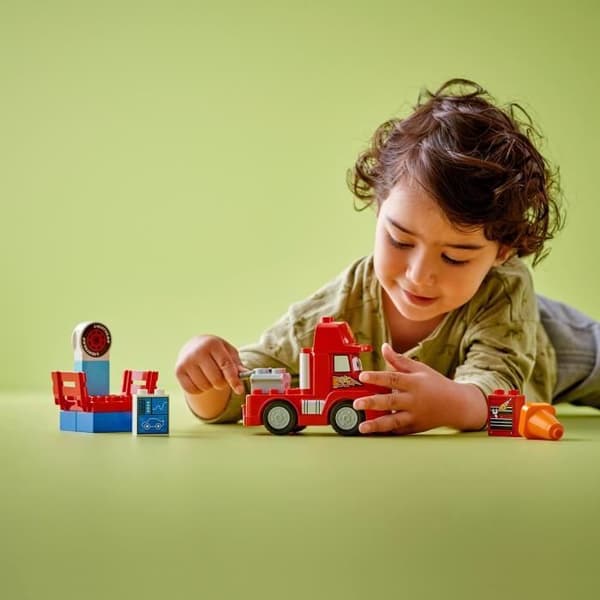 LEGO DUPLO | 10417 Disney och Pixar Cars Mack Racing, hjulleksak för barn